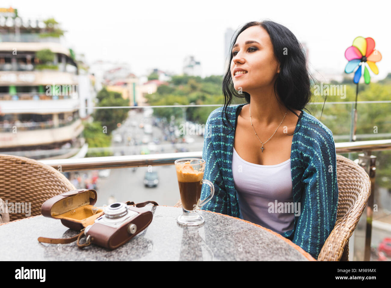 Il Vietnam, Hanoi, giovane donna bere il tipico caffè uovo Foto Stock