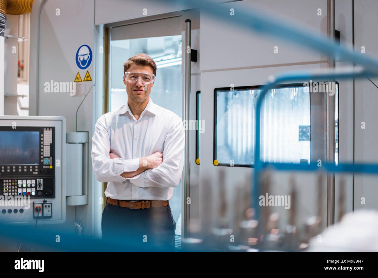 Ritratto di imprenditore sorridente a macchina indossare gli occhiali di protezione Foto Stock