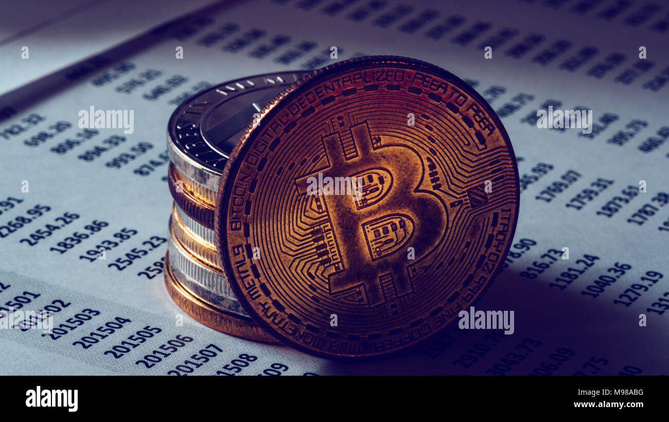 Bitcoin cryptocurrency, tecnologia blockchain moneta decentralizzata coin, immagine concettuale con il fuoco selettivo Foto Stock