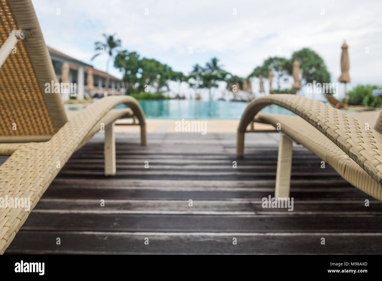 Sedie a sdraio o lettini a bordo piscina. Il luogo di riposo ideale Foto Stock