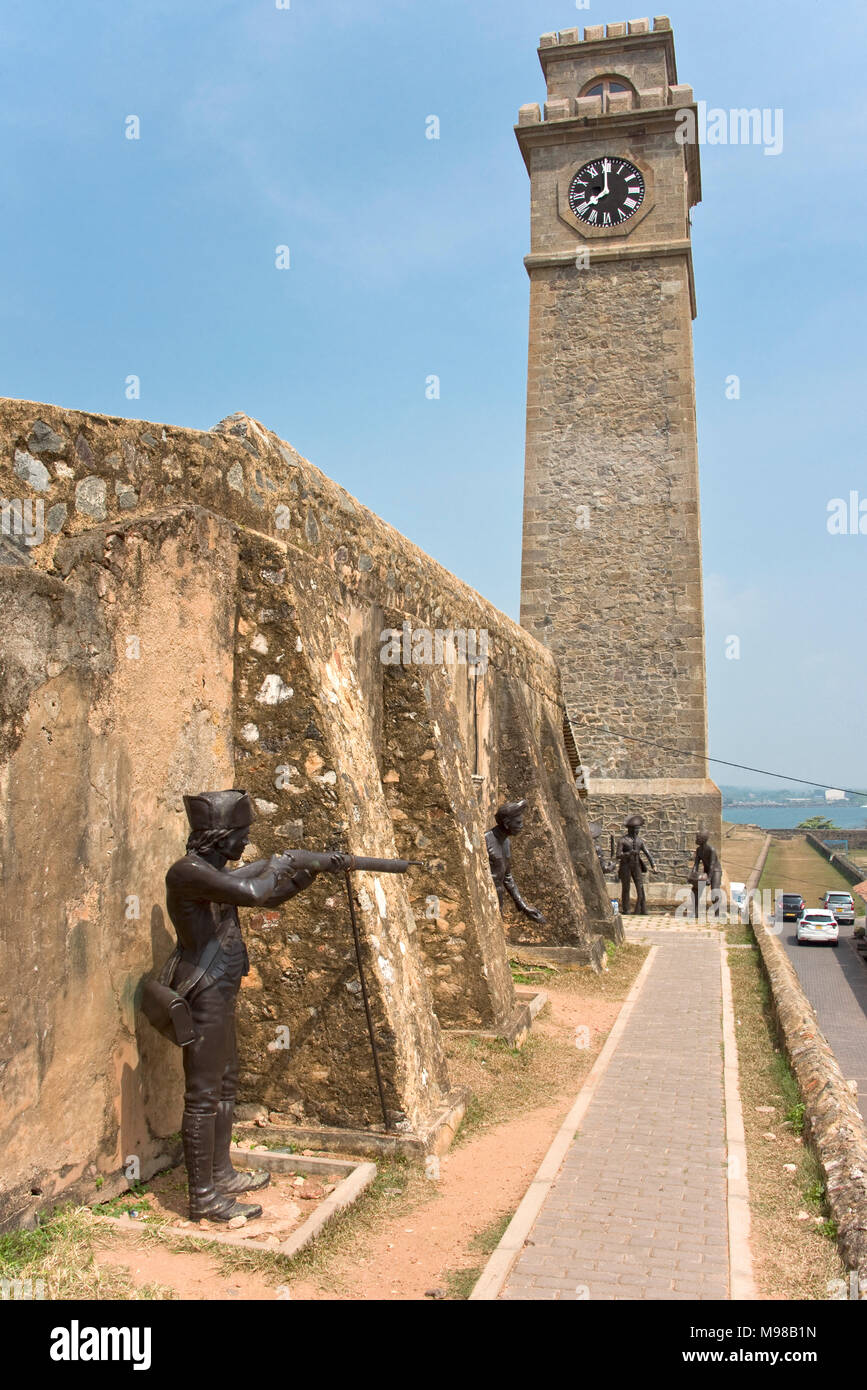 Una vista di una parte del Forte di Galle in Sri Lanka con le statue di soldati di guardia in una giornata di sole con cielo blu Foto Stock