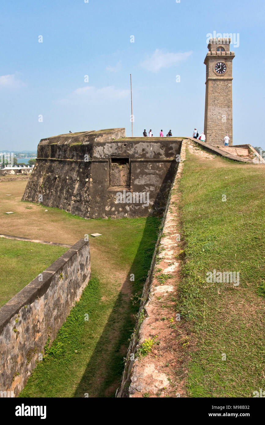 Una vista di una parte del Forte di Galle in Sri Lanka con turisti che vagano in una giornata di sole con cielo blu. Foto Stock