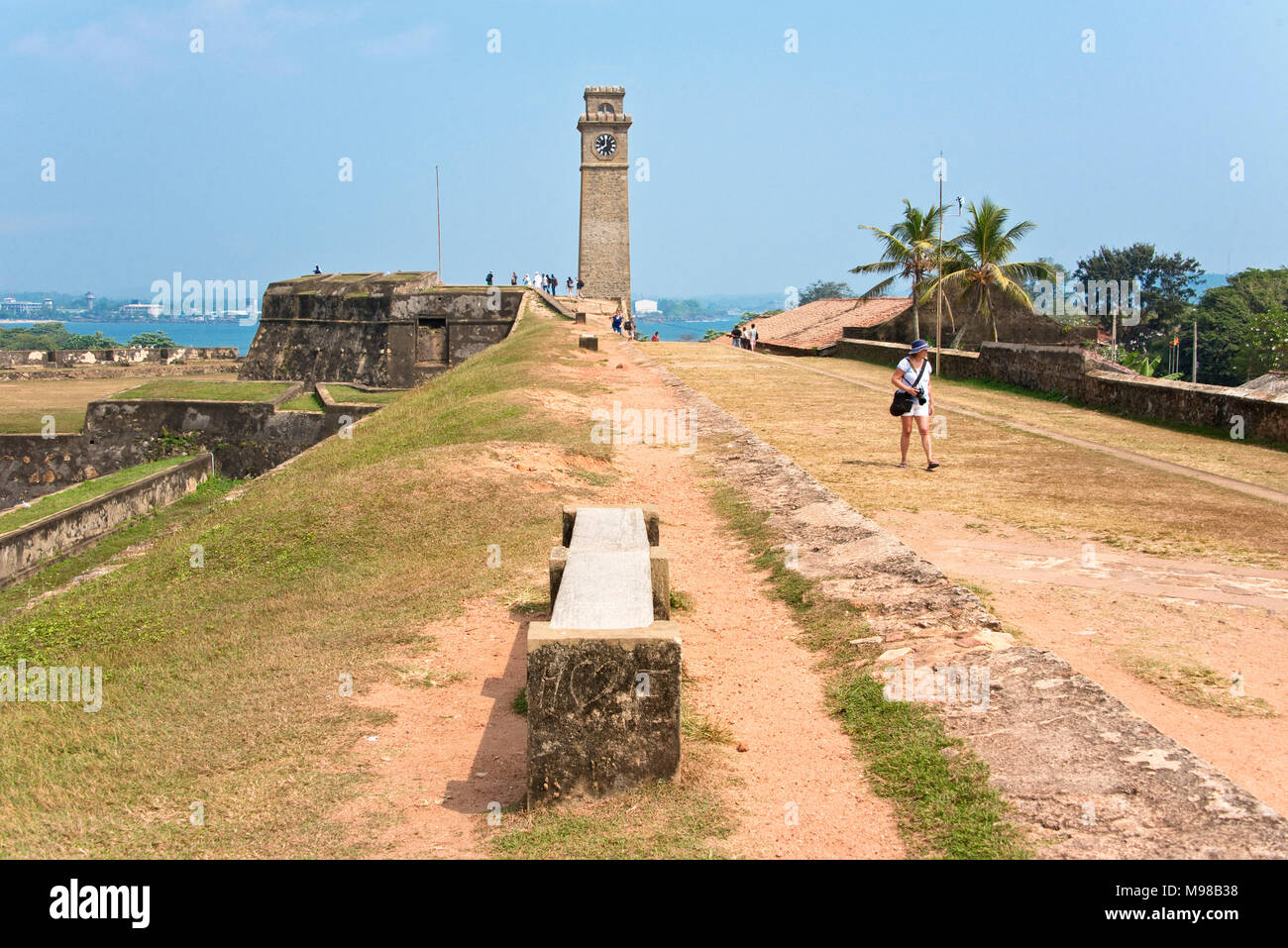 Una vista di una parte del Forte di Galle in Sri Lanka con turisti che vagano in una giornata di sole con cielo blu. Foto Stock