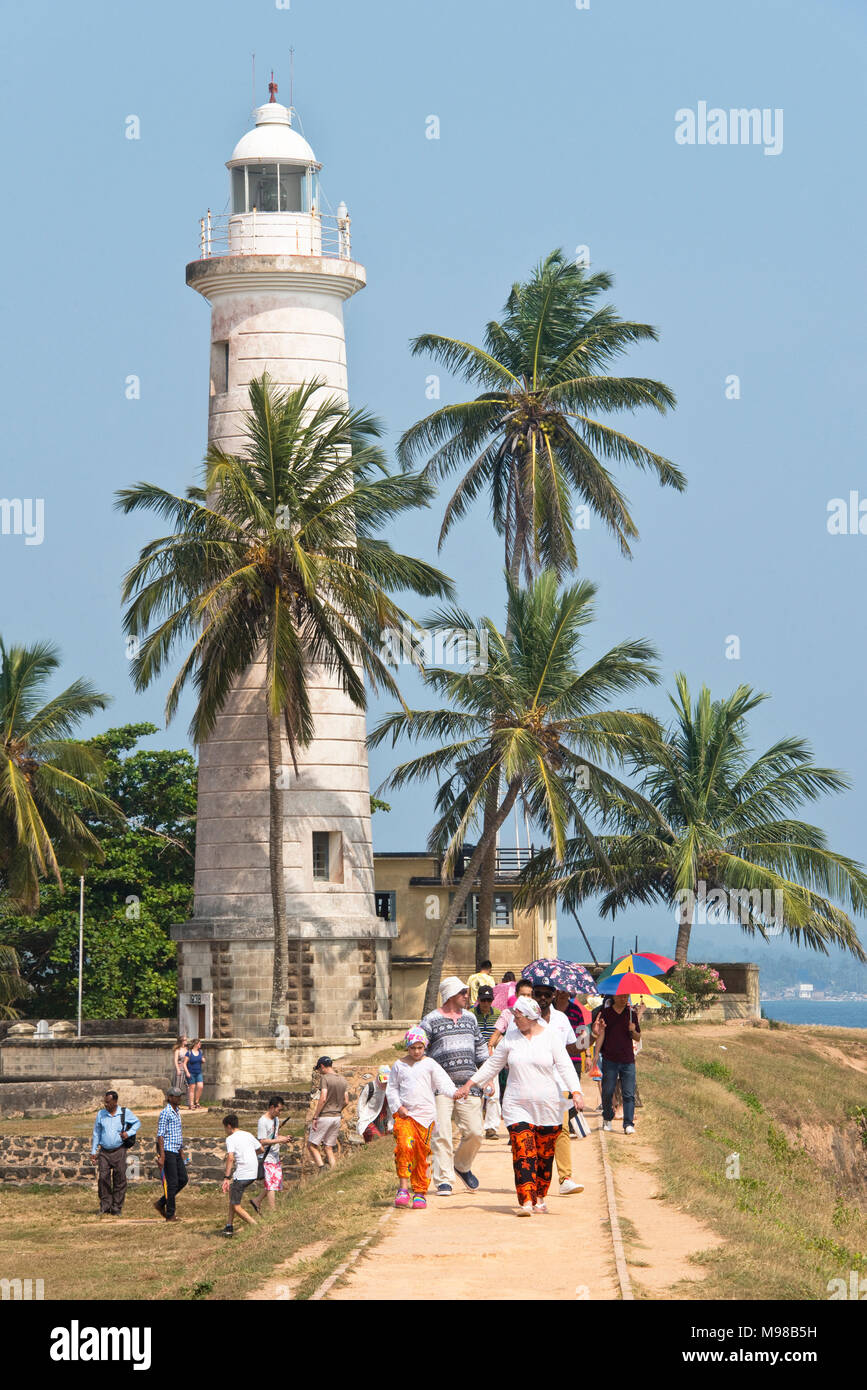 Galle faro in Sri Lanka con turisti e popolazione locale a camminare in una giornata di sole con cielo blu. Foto Stock