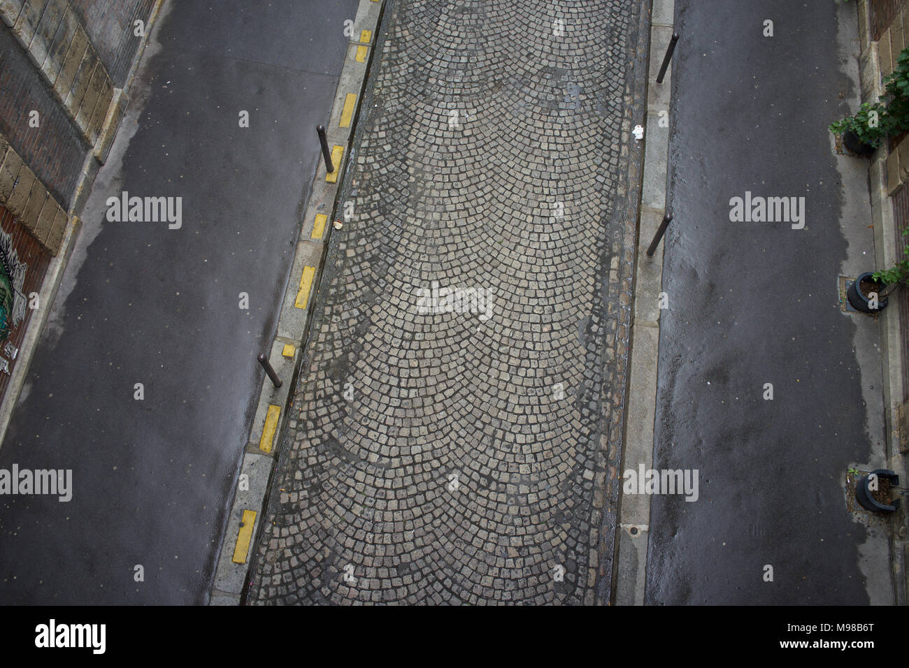 Strada di ciottoli a Parigi, Francia, vista aerea Foto Stock