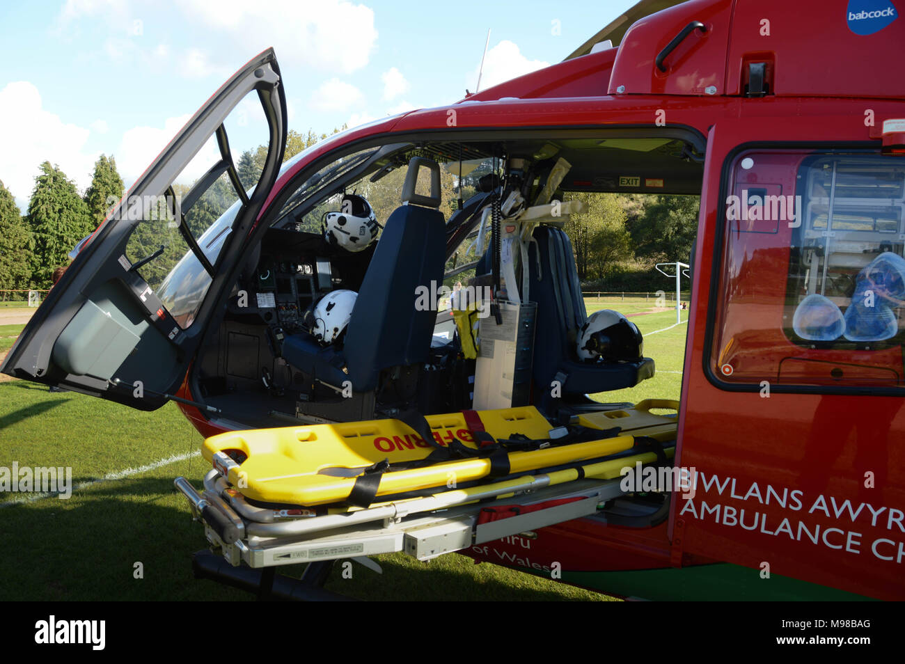 Vista ravvicinata della sretcher integrato complessivo che si inserisce nella cabina di un elicottero del Galles Air Ambulance Service Foto Stock