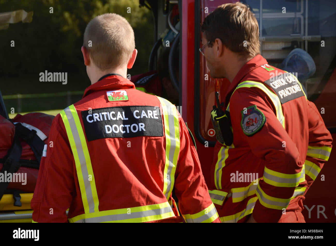Un critical care medico e un altro medico membro di equipaggio al di fuori di un elicottero del Galles Air Ambulance Service Foto Stock