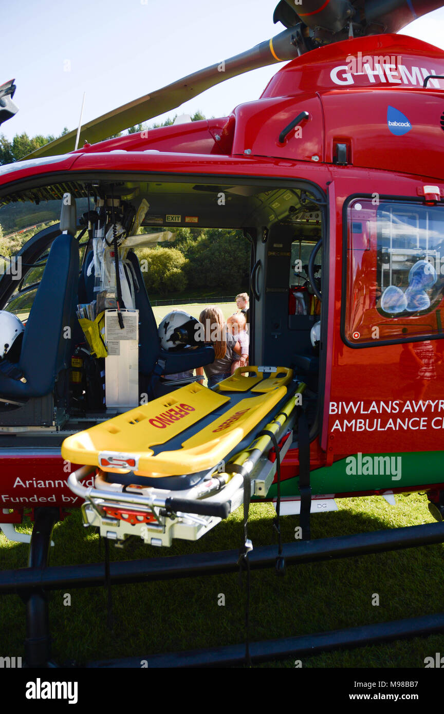 Vista ravvicinata della sretcher integrato complessivo che si inserisce nella cabina di un elicottero del Galles Air Ambulance Service Foto Stock