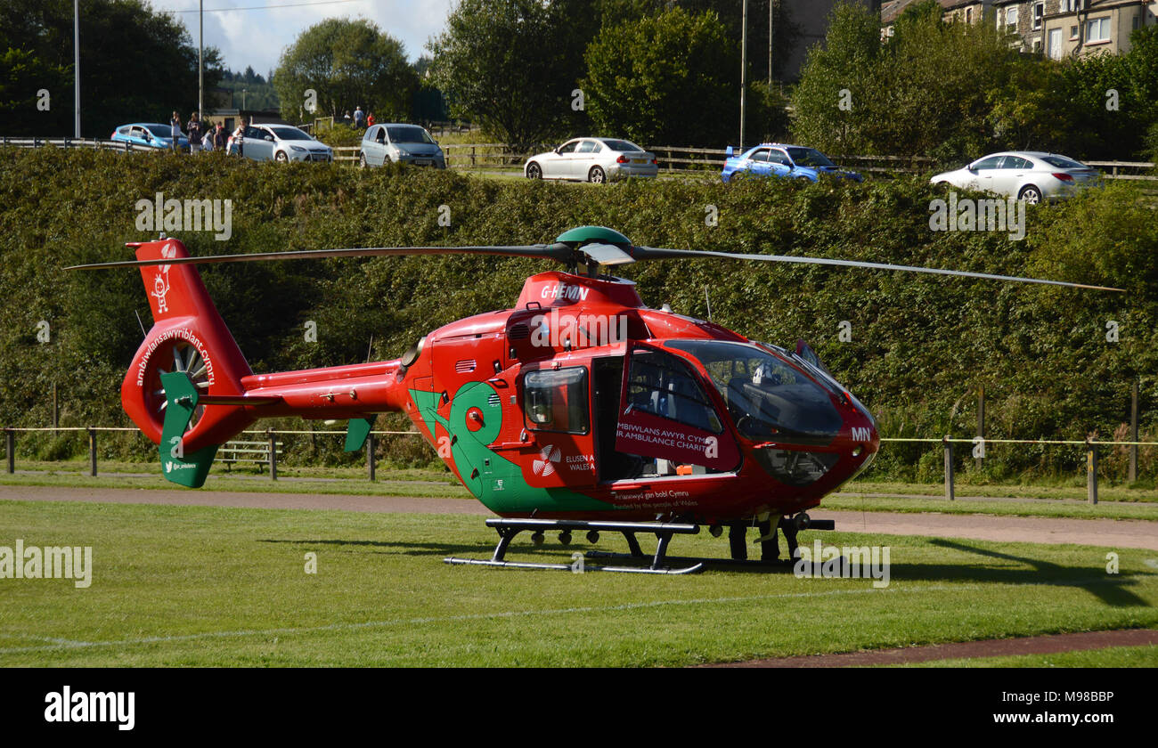 Un Airbus elicottero del Galles Air Ambulance Service sulla terra durante una missione di emergenza Foto Stock
