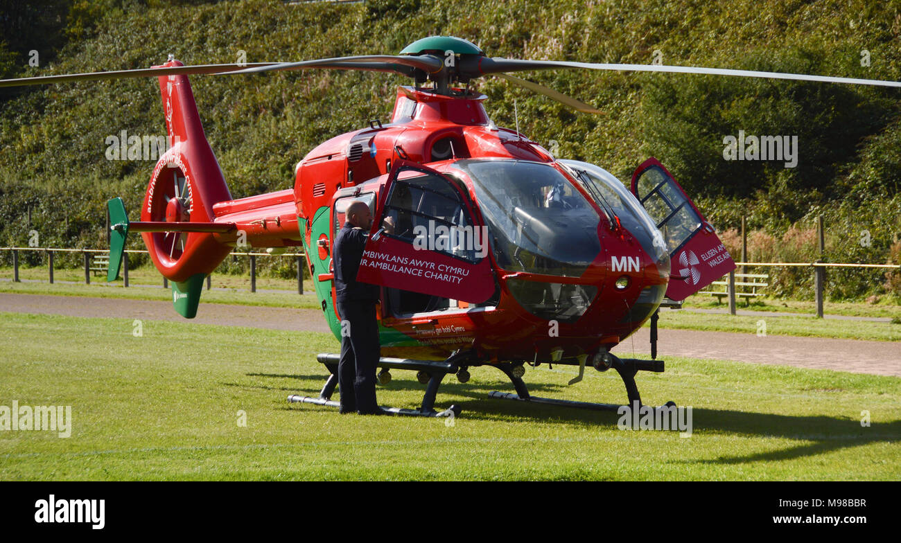 Un Airbus elicottero del Galles Air Ambulance Service sulla terra durante una missione di emergenza Foto Stock