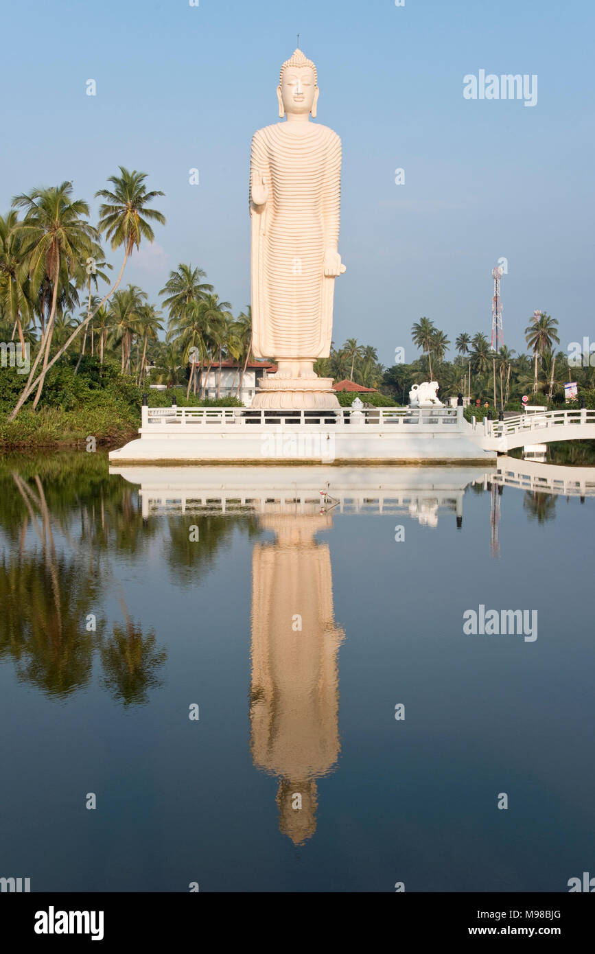 Tsunami Memorial in Colombo, Sri Lanka riflessa nell'acqua in tarda serata sole con cielo blu. Foto Stock