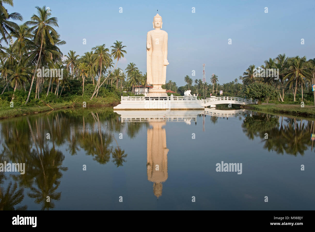 Tsunami Memorial in Colombo, Sri Lanka riflessa nell'acqua in tarda serata sole con cielo blu. Foto Stock