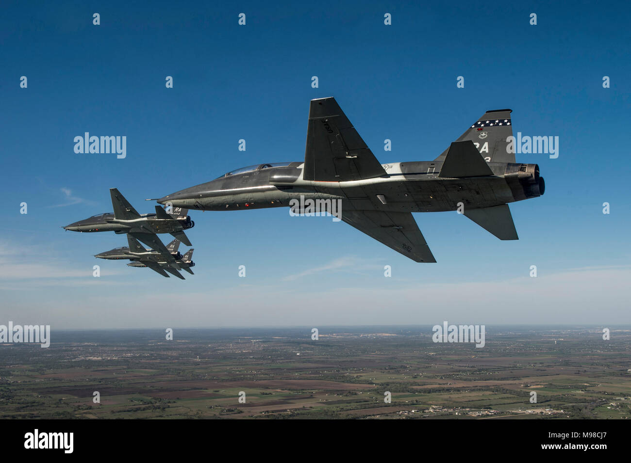 Stati Uniti Air Force i piloti assegnati alla 560th Flying Training Squadron fly T-38 artigli in formazione in preparazione per il quarantacinquesimo libertà Flyer Reunion su base comune San Antonio-Randolph, Texas, il 19 marzo 2018. La libertà Flyer Reunion è una celebrazione annuale che riconosce il servizio incredibile di Air Force di prigionieri di guerra durante la Guerra del Vietnam, il loro ritorno onorevole e la loro connessione con il dodicesimo Flying ala formazione durante il funzionamento Homecoming. (U.S. Air Force foto di Senior Airman James R. Crow) Foto Stock