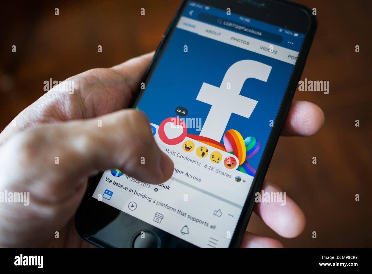 Bangkok, Tailandia - 17 Marzo 2018 : l'utente di Facebook tocco sul pulsante amore in applicazione Facebook su iPhone 7. Foto Stock