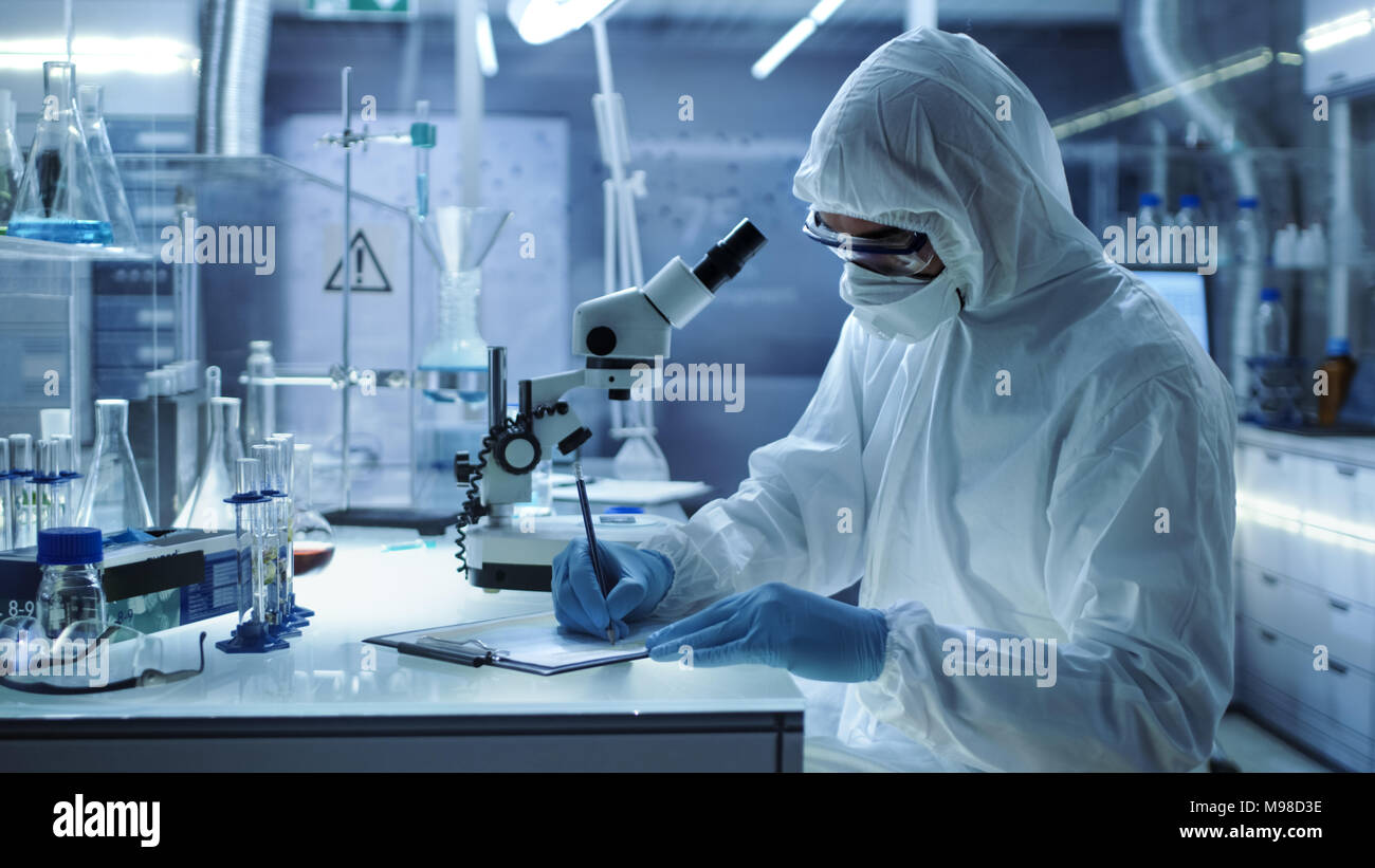 Nella protezione di un alto livello di ricerca Laboratorio di uno scienziato a scrivere risultati di esperimento. Foto Stock