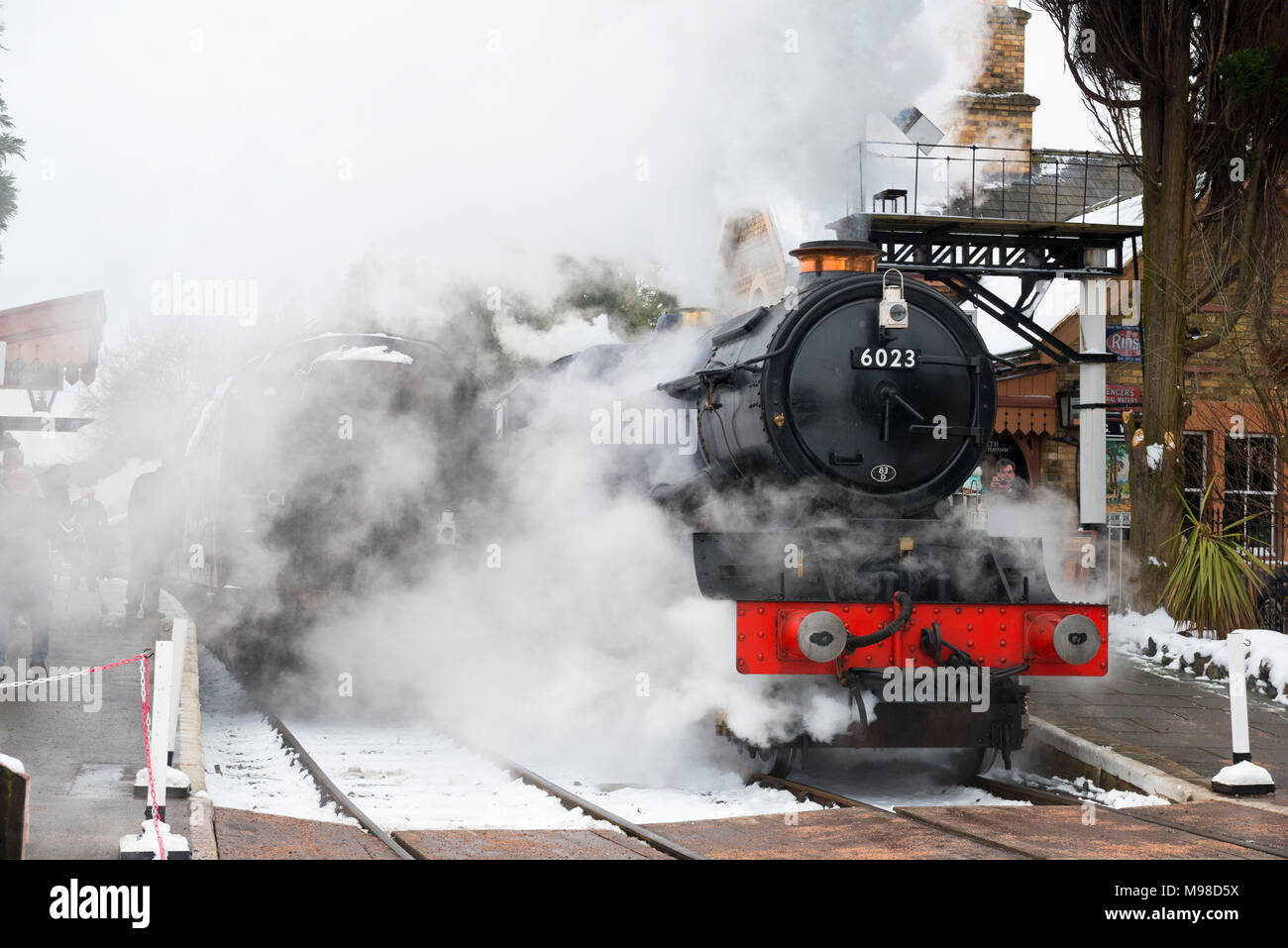 Il re Edoardo II locomotiva a vapore tirando fuori di Hampton Loade stazione sul Severn Valley Railway, Shropshire. Foto Stock