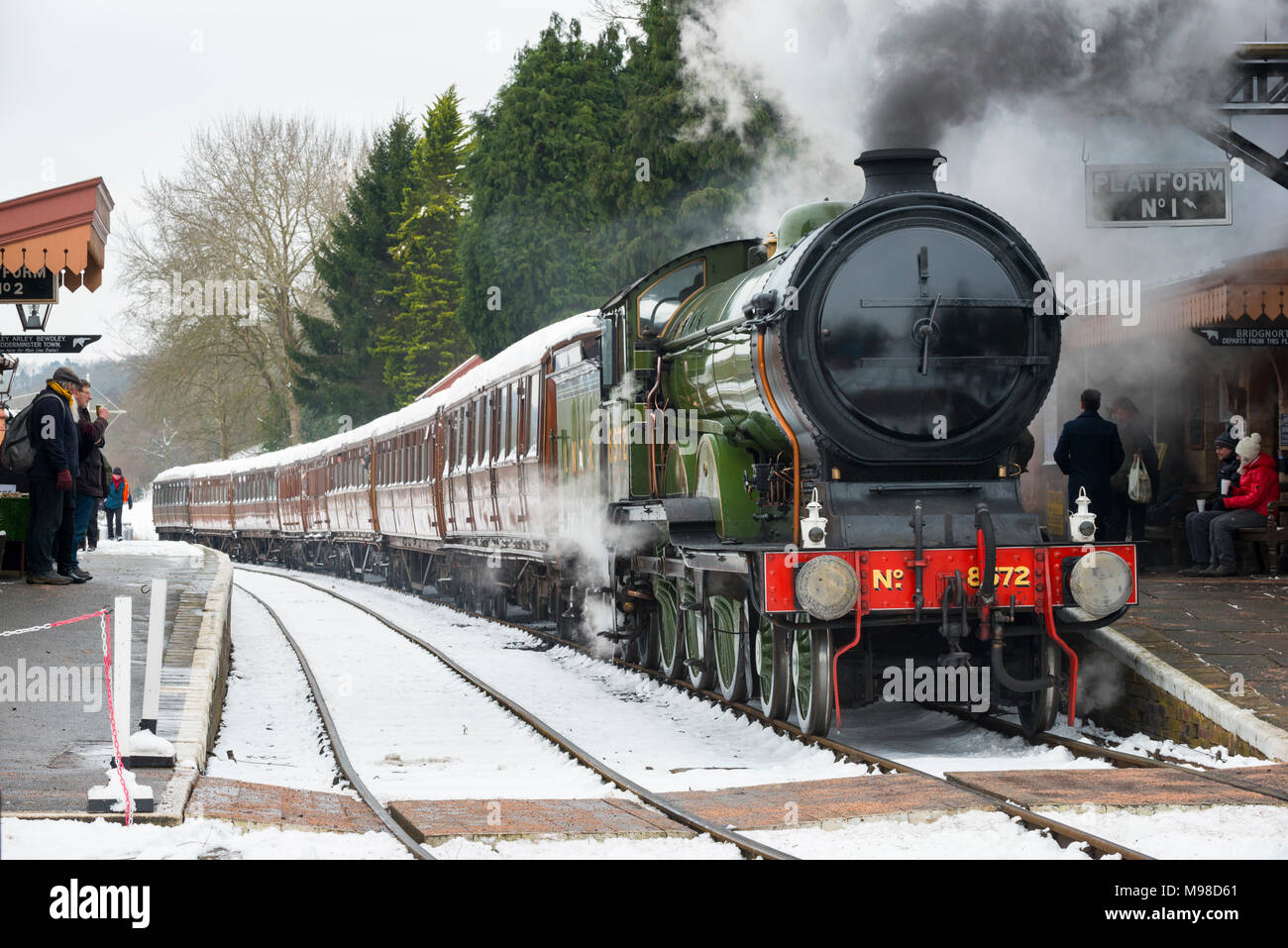 LNER locomotiva a vapore 8572 lasciando Hampton Loade stazione sul Severn Valley Railway, Shropshire. Foto Stock