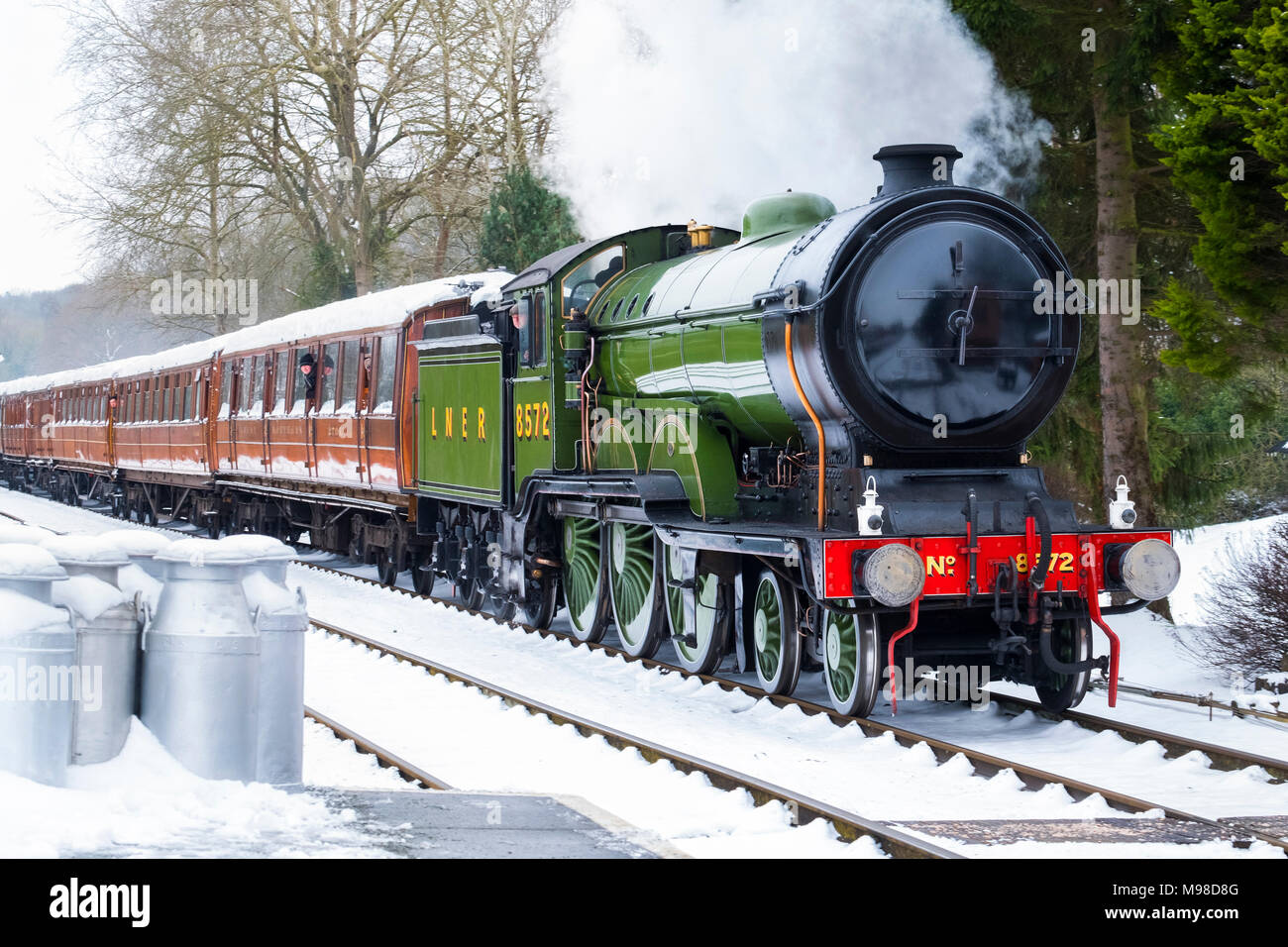 LNER locomotiva a vapore 8572 tirando in Hampton Loade stazione di neve sul Severn Valley Railway, Shropshire, Inghilterra, Regno Unito Foto Stock