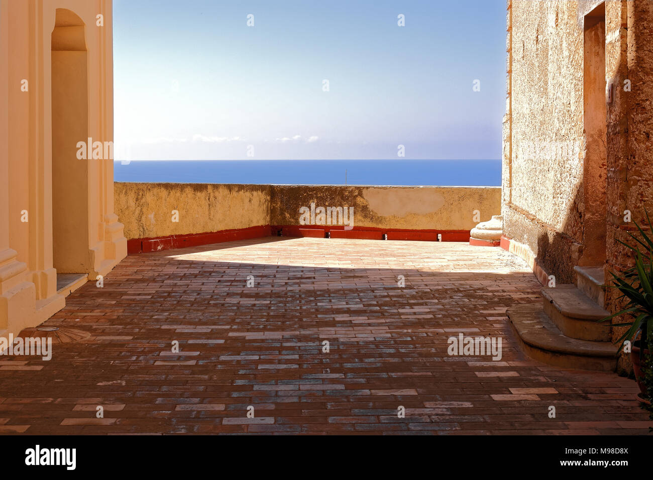 Terrazza panoramica sul Tirreno meridionale al belvedere paese di montagna in provincia di Cosenza, Calabria Foto Stock