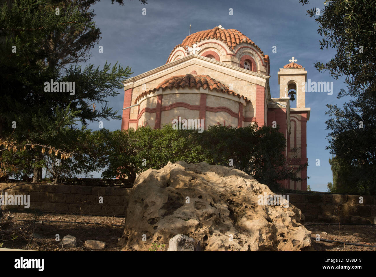 La Chiesa accanto al Georgios Grivas memoriale sulla strada a Coral Bay Paphos, Cipro, Mediterranea Foto Stock