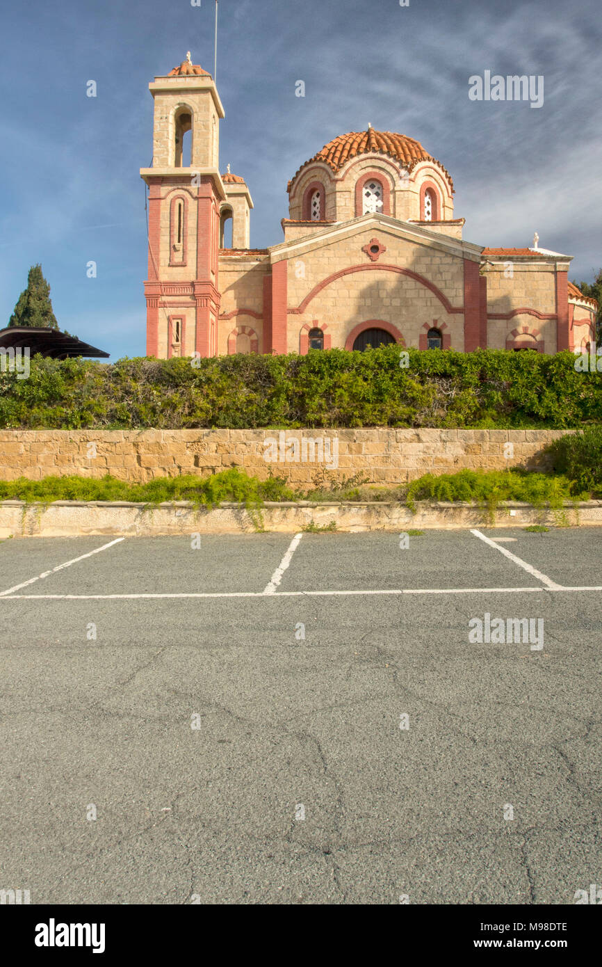 La Chiesa accanto al Georgios Grivas memoriale sulla strada a Coral Bay Paphos, Cipro, Mediterranea Foto Stock