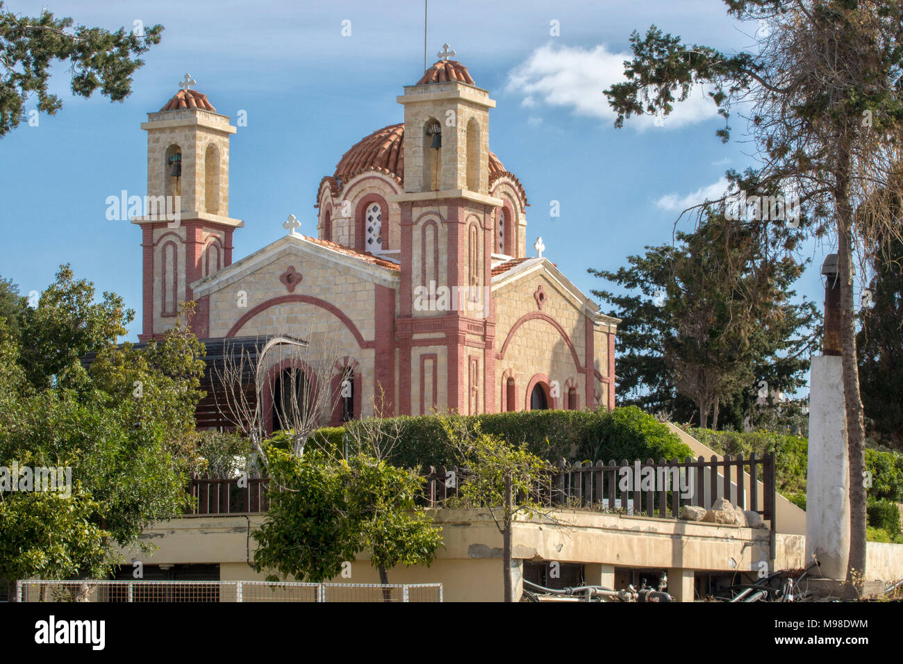 La Chiesa accanto al Georgios Grivas memoriale sulla strada a Coral Bay Paphos, Cipro, Mediterranea Foto Stock