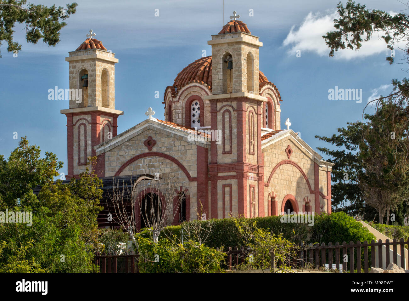 La Chiesa accanto al Georgios Grivas memoriale sulla strada a Coral Bay Paphos, Cipro, Mediterranea Foto Stock