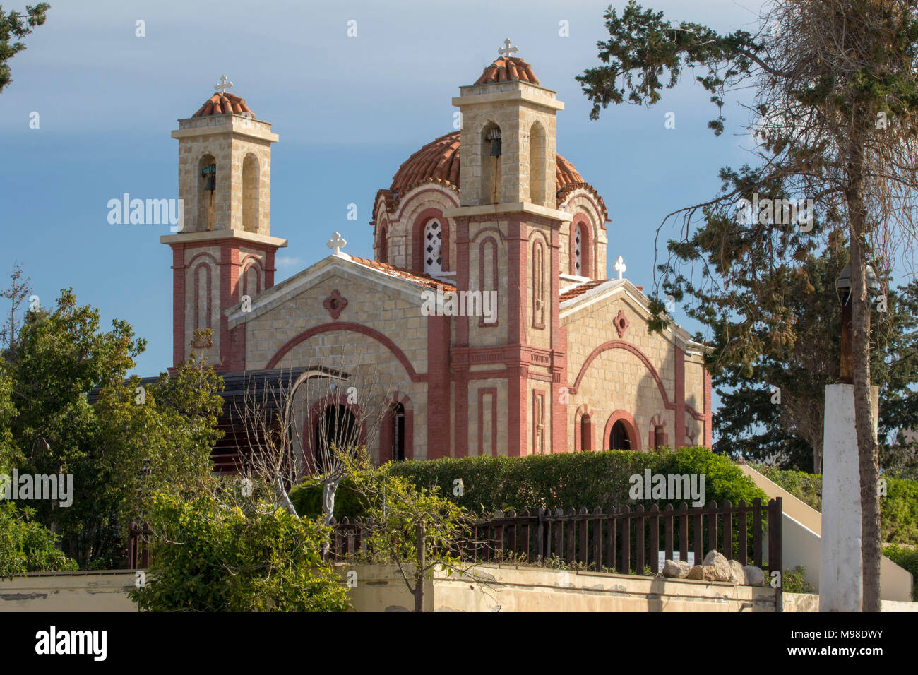 La Chiesa accanto al Georgios Grivas memoriale sulla strada a Coral Bay Paphos, Cipro, Mediterranea Foto Stock