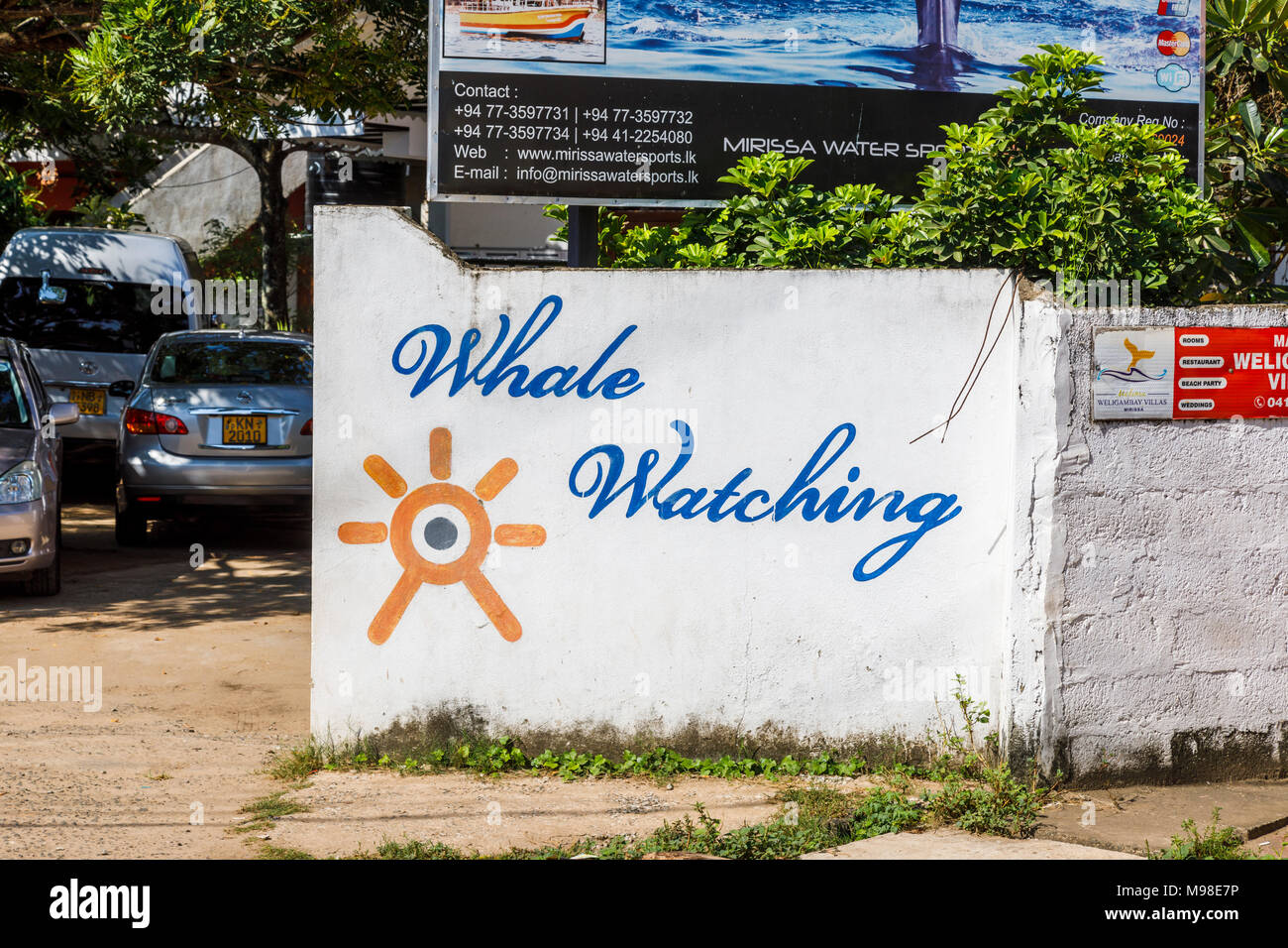 Dipinto di segno pubblicità un whale watching tour dal porto a Weligama, Mirissa, una popolare attrazione turistica attività, costa meridionale dello Sri Lanka Foto Stock