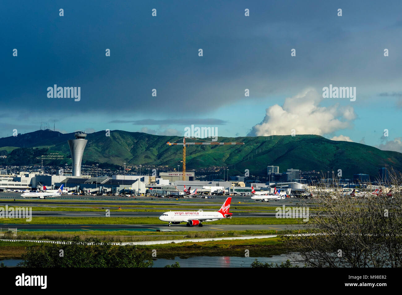 Aeroporto Internazionale di San Francisco con la torre di controllo Foto Stock