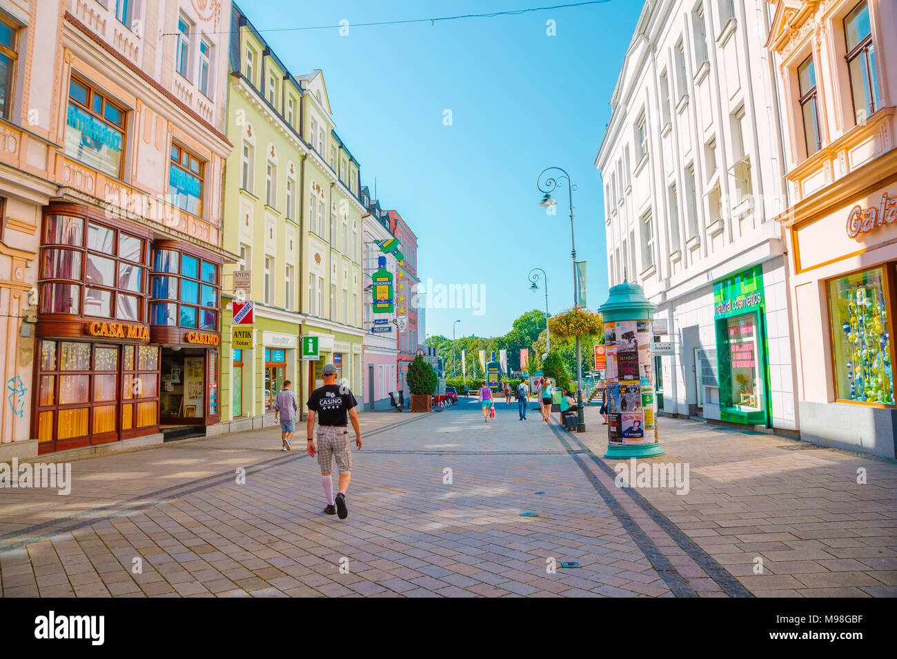 Karlovy Vary, Repubblica Ceca - 26 Agosto 2016 : Europeo gli edifici colorati e street nella giornata di sole Foto Stock