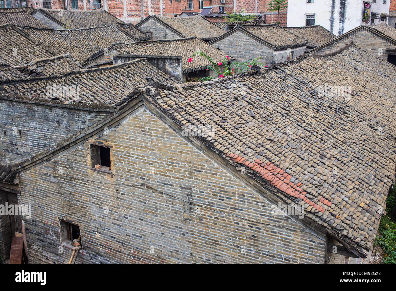 Rosso tetto di tegole, aka spagnolo o missione piastrelle in argilla casa in costruzione nelle vicinanze, altri sulla montagna in Weathered piastrelle mostrano la loro età nella zona suburbana di Ca Foto Stock Rosso tetto di tegole, aka spagnolo o missione piastrelle in argilla casa in costruzione nelle vicinanze, altri sulla montagna in Weathered piastrelle mostrano la loro età nella zona suburbana di Ca Foto Stock