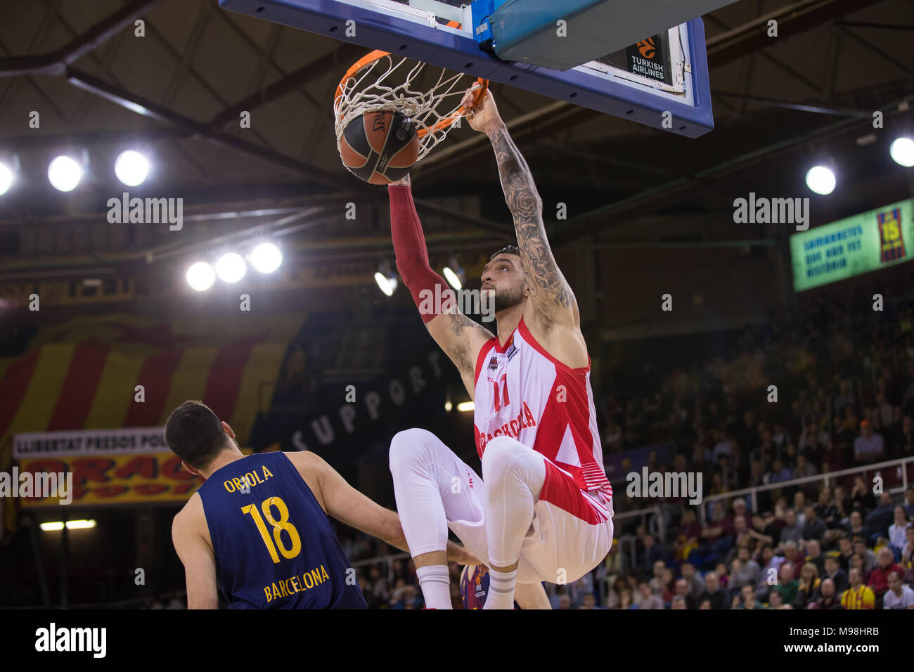 Barcellona, Spagna. 23 Mar, 2018. Vincent Poirier, #17 di Baskonia in azione durante il 2017/2018 Turkish Airlines Eurolega Regular Season Round 28 gioco tra FC Barcelona e Lassa Baskonia a Palau Blaugrana. Credito: Ukko Immagini/Pacific Press/Alamy Live News Foto Stock