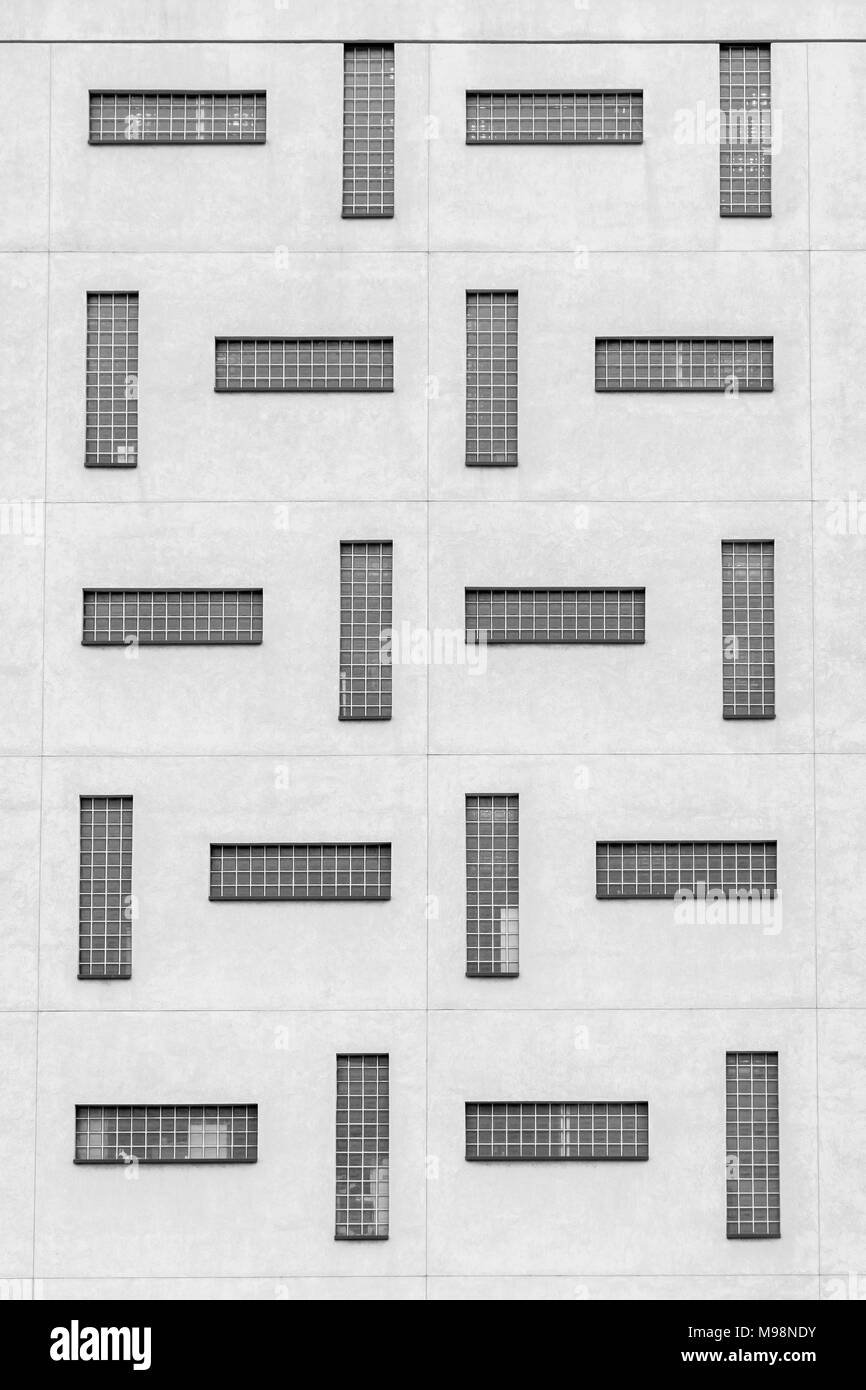 Schema di finestra astratto in un blocco sconosciuto di appartamenti a Plymouth, Devon. Camera con vista, casa di proprietà, lavoro da casa, UK Covid WFH. Foto Stock