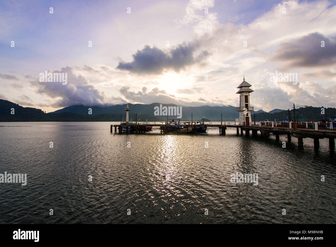 Porto di mattina con vedute delle montagne e nuvole. Foto Stock