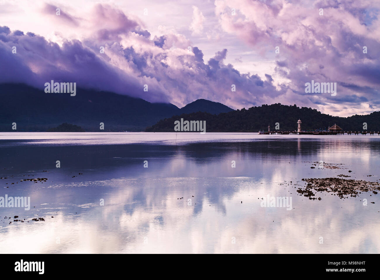 Porto di mattina con vedute delle montagne e nuvole. Foto Stock