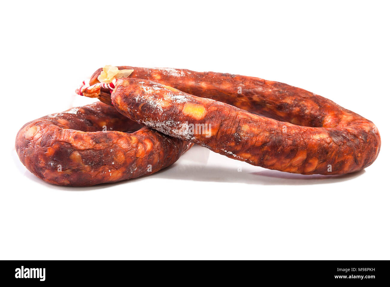 Rosso iberica chorizos spagnolo con la loro peculiare fumosità e di colore rosso intenso. Isolato su sfondo bianco Foto Stock