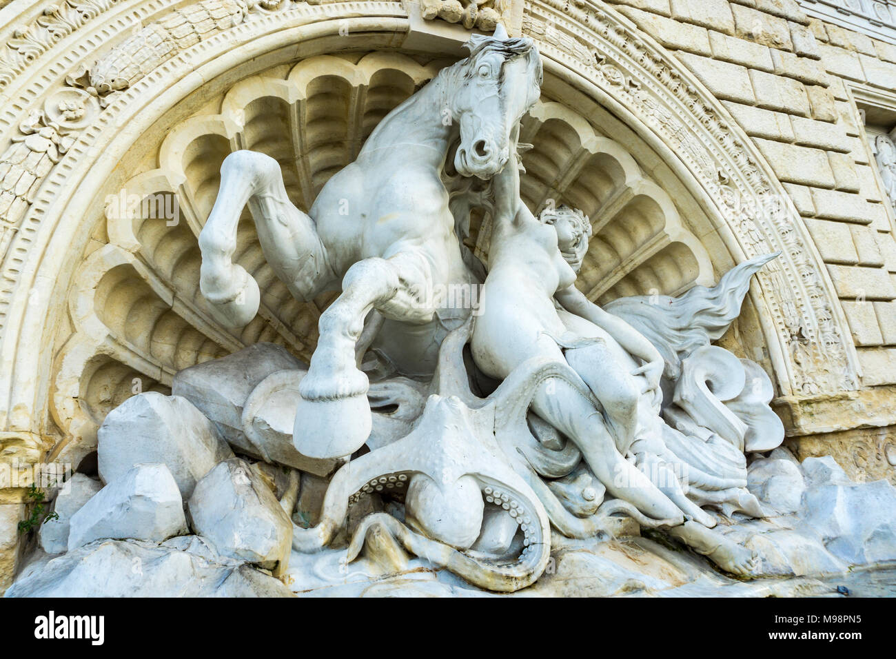 Dettagli dalla Fontana della Ninfa e Seahorse inn Bologna, Italia. La statua è stata realizzata da Diego Sarti nel 1896. Foto Stock