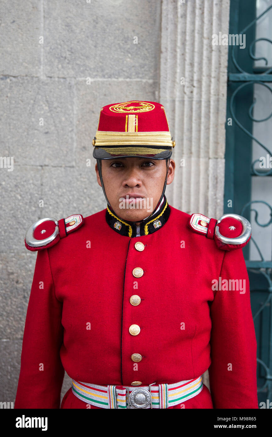 LA PAZ, BOLIVIA - 12 gennaio 2018: soldato non identificato al Mausoleo del maresciallo Andrés de Santa Cruz a La Paz, in Bolivia. Santa Cruz è stato boliviano pres Foto Stock