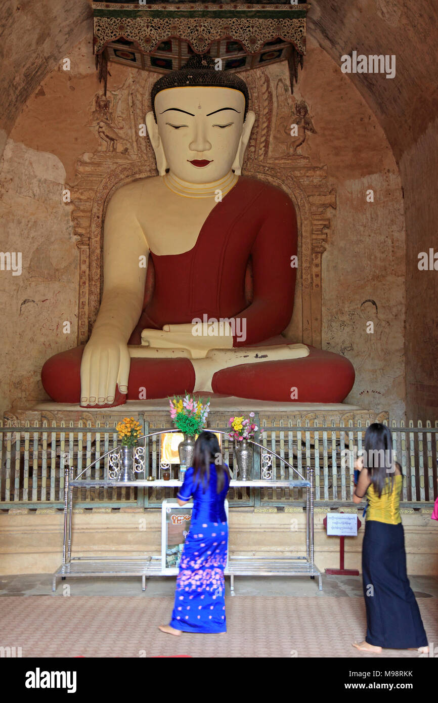 Myanmar Birmania, Bagan, Sulamani Temple, statua del Buddha, persone Foto Stock