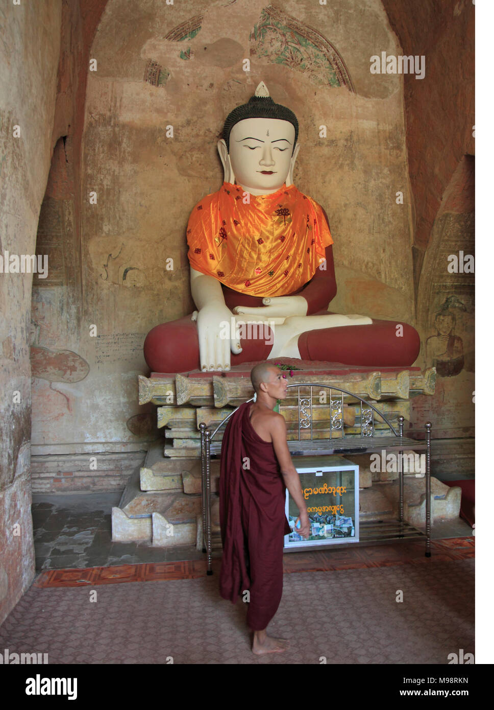 Myanmar Birmania, Bagan, Sulamani Temple, statua del Buddha, monaco, Foto Stock