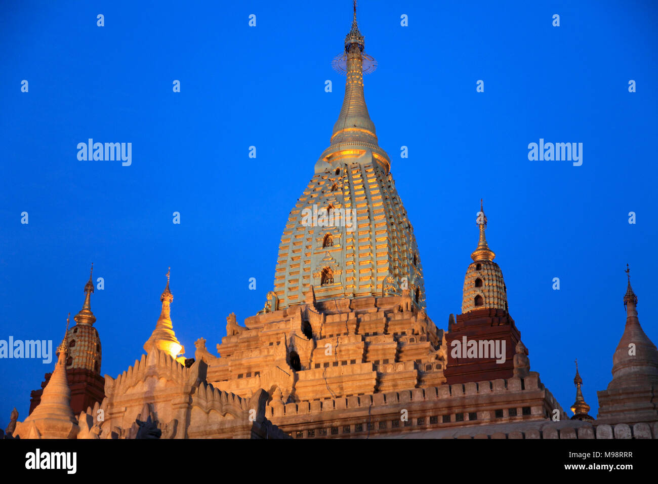 Myanmar Birmania, Bagan, Tempio di Ananda, notte, illuminato, Foto Stock