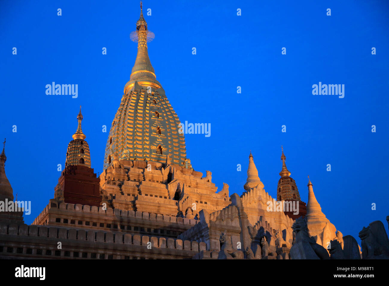 Myanmar Birmania, Bagan, Tempio di Ananda, notte, illuminato, Foto Stock
