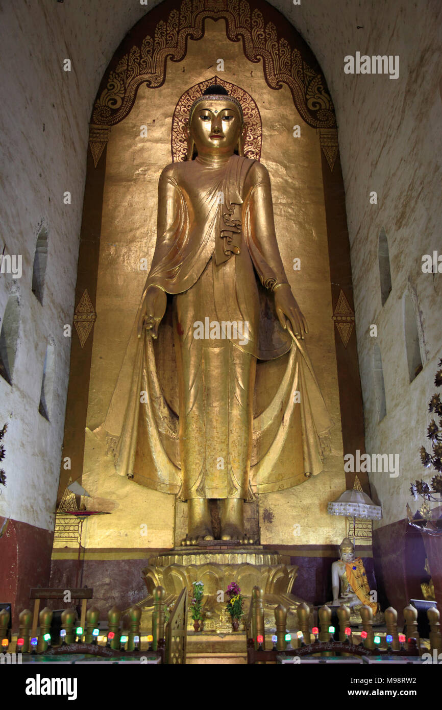 Myanmar Birmania, Bagan, Tempio di Ananda, statua del Buddha, Foto Stock