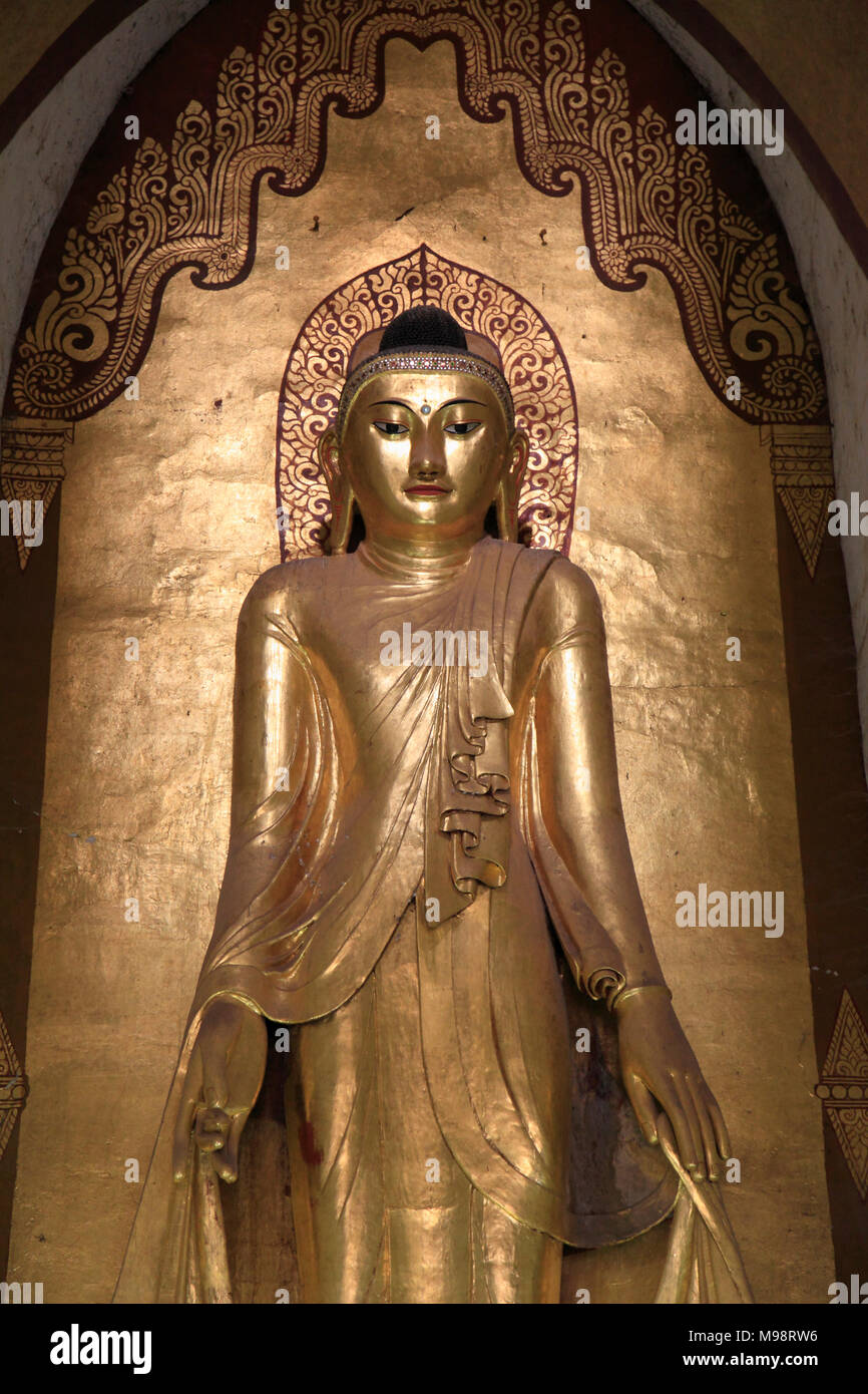 Myanmar Birmania, Bagan, Tempio di Ananda, statua del Buddha, Foto Stock
