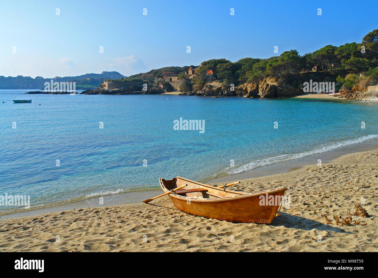 Piccola canoa sulla sabbia della spiaggia Pradeau Foto Stock