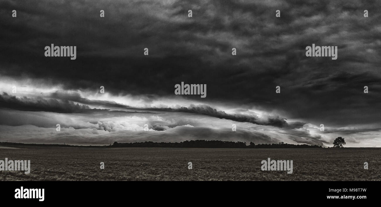 Un ripiano cloud (Arcus cloud) si muove attraverso il paesaggio nel nord indiana in giugno, che precede un temporale Foto Stock