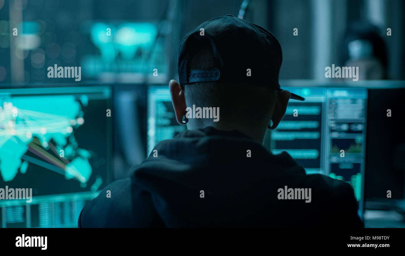 Close-up il telaio dal retro del lavoro Organizzazione di Hacker avanzate di attacco di virus su server aziendali. Luogo è scuro e ha più display. Foto Stock