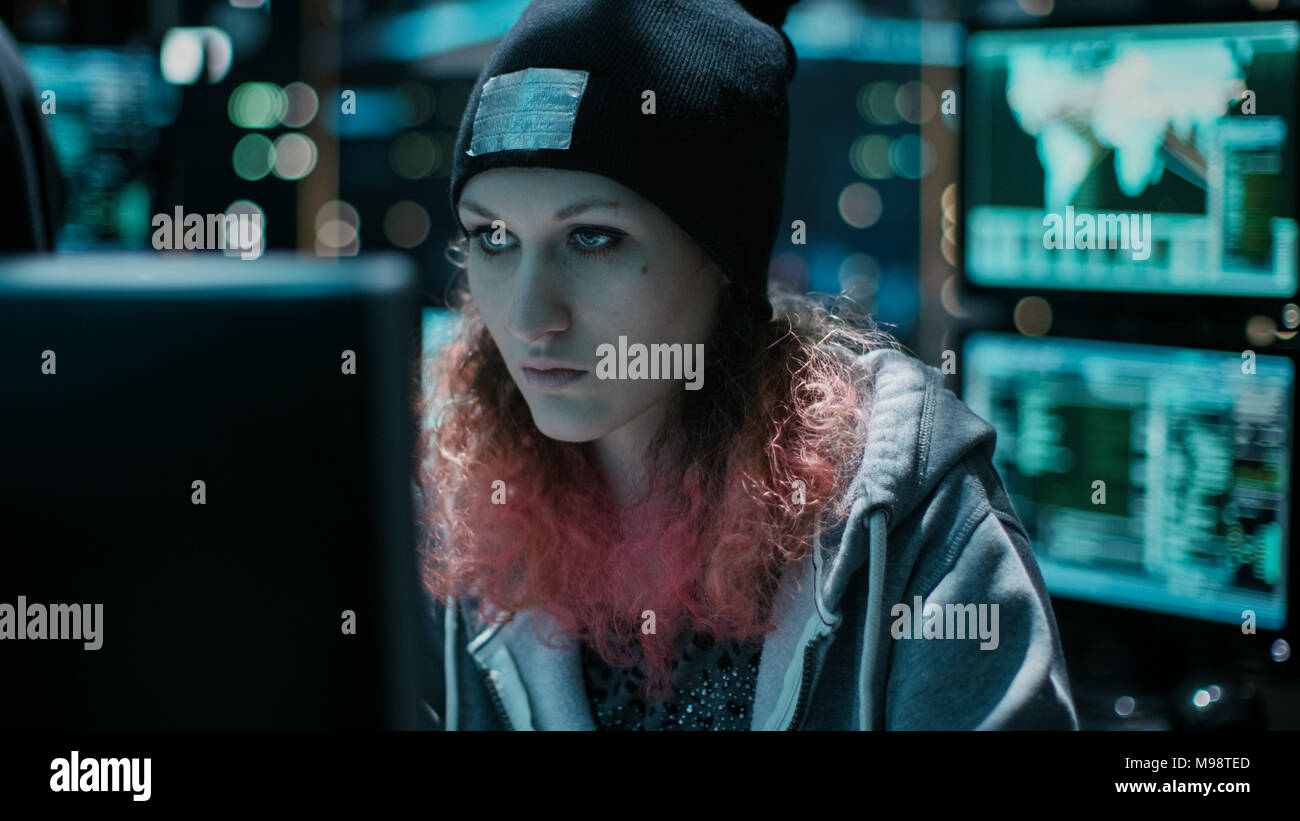 Con cappuccio hacker adolescenti ragazza attacca con successo l'infrastruttura globale di server con virus. Foto Stock