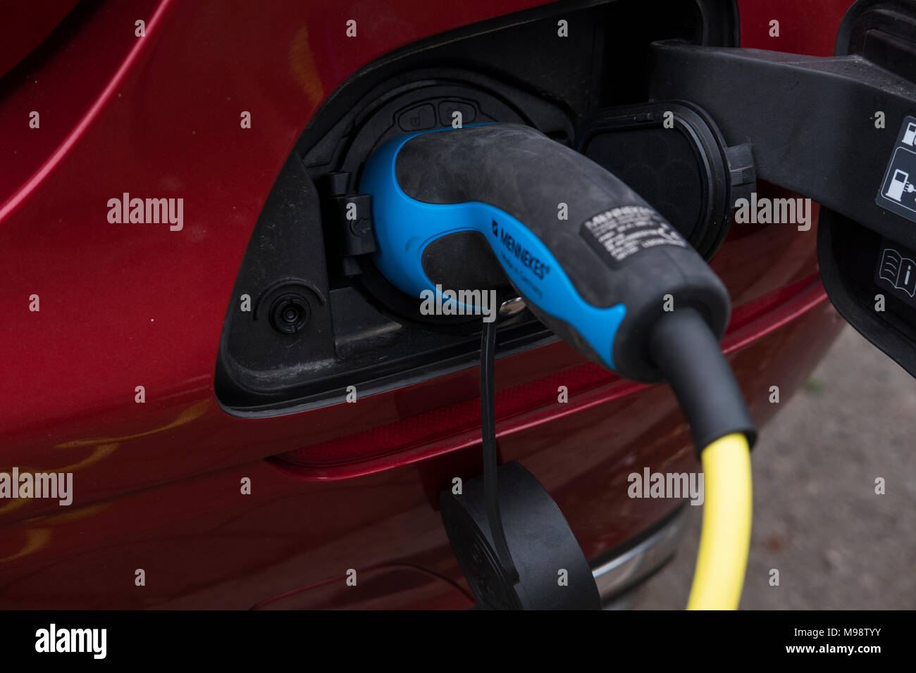 Le automobili elettriche e plug-in ibridi sono più sviluppate di quanto non lo sia mai stato e il numero delle pubbliche stazioni di carica aumenta di giorno in giorno Foto Stock